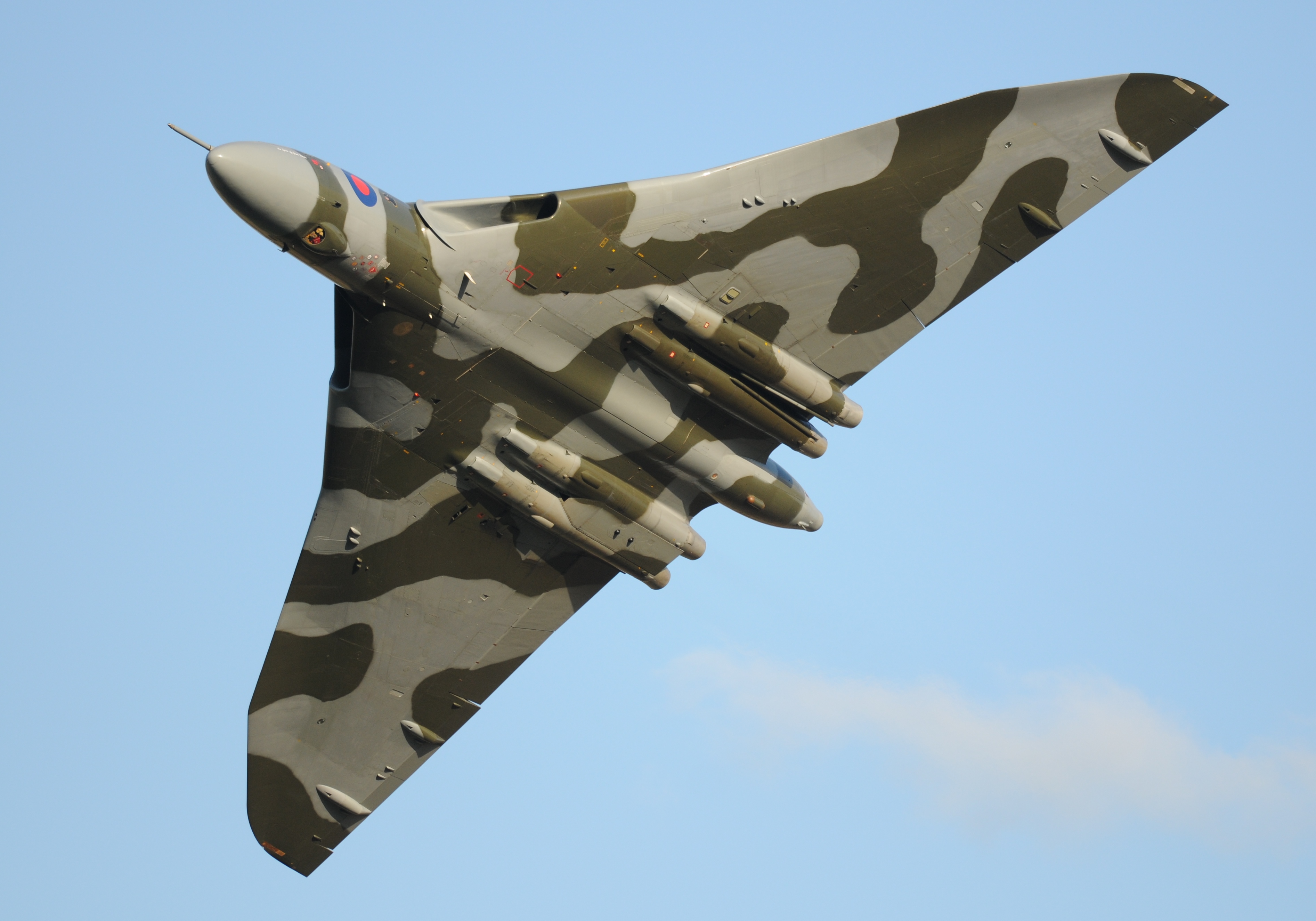 Did Vulcan XH558 Perform Unauthorized Barrel Rolls Before Retirement? -  AirshowStuff