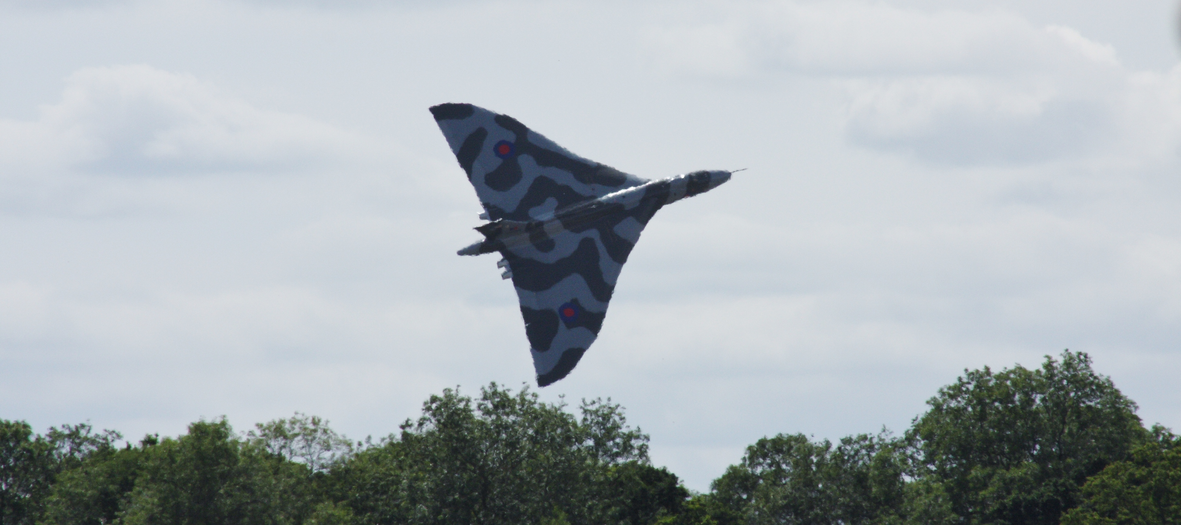 Did Vulcan XH558 Perform Unauthorized Barrel Rolls Before Retirement? -  AirshowStuff